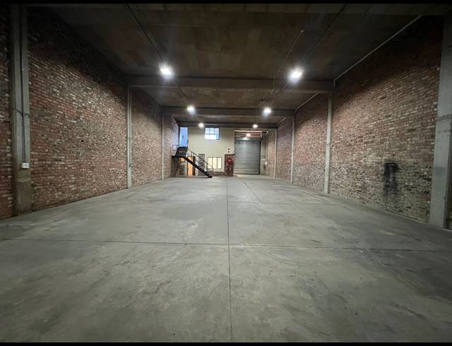 302M² WAREHOUSE TO LET IN LASER PARK